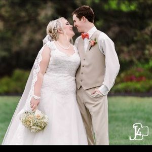 >>>>Gorgeous gently used Wedding Gown Size 16-18